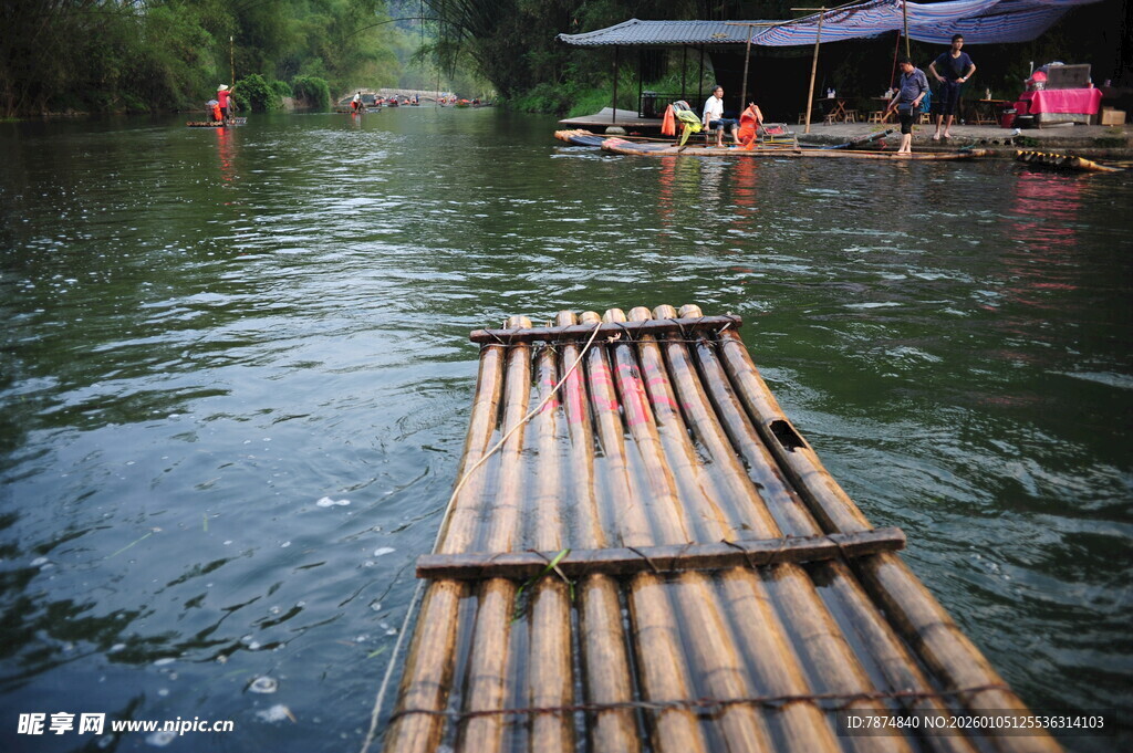 竹筏漂流于碧波之上