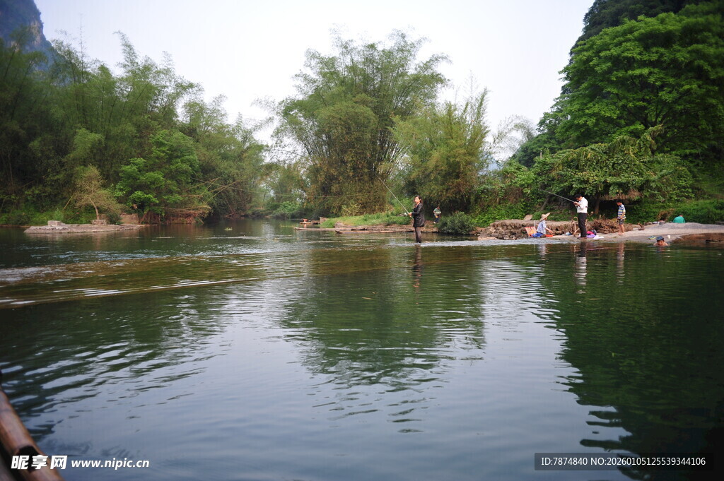 宁静河畔自然风光
