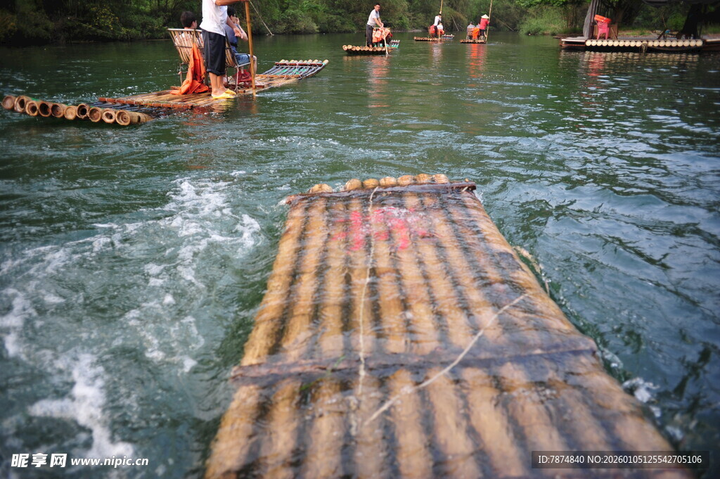 竹筏漂流 畅享水上乐趣