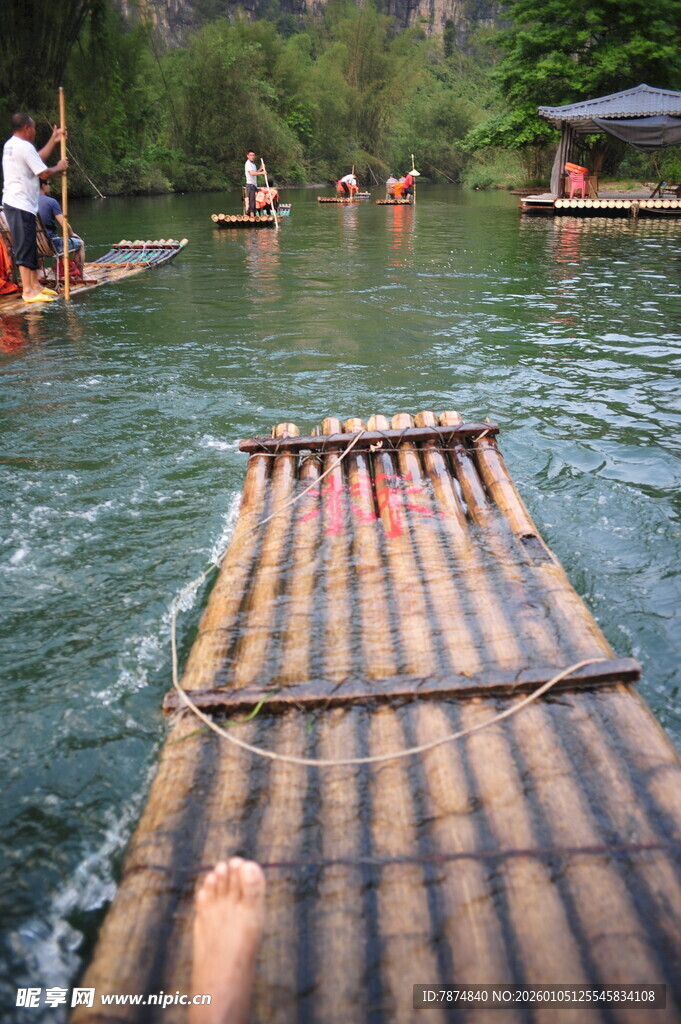 竹筏漂流 畅享水上悠闲时光