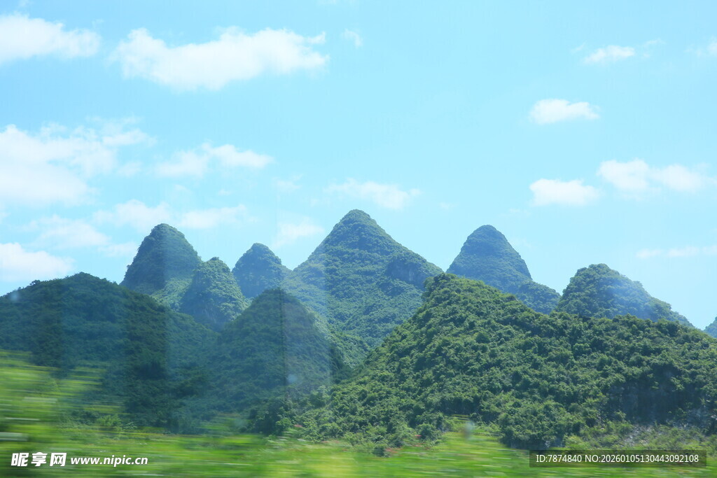 秀丽山峦绿意盎然
