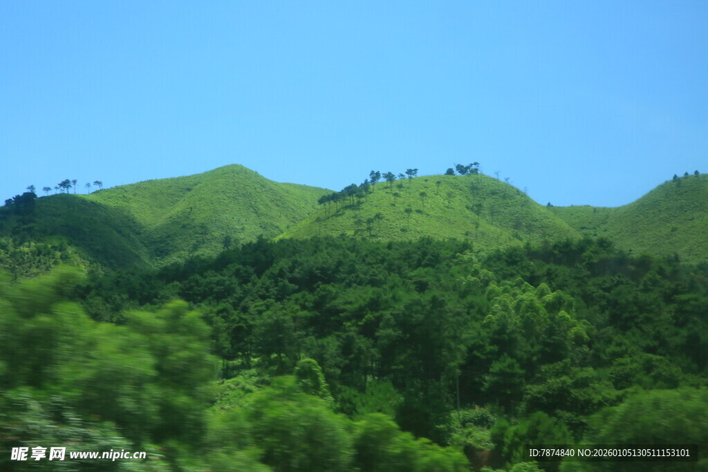 翠绿山峦 尽显自然之美