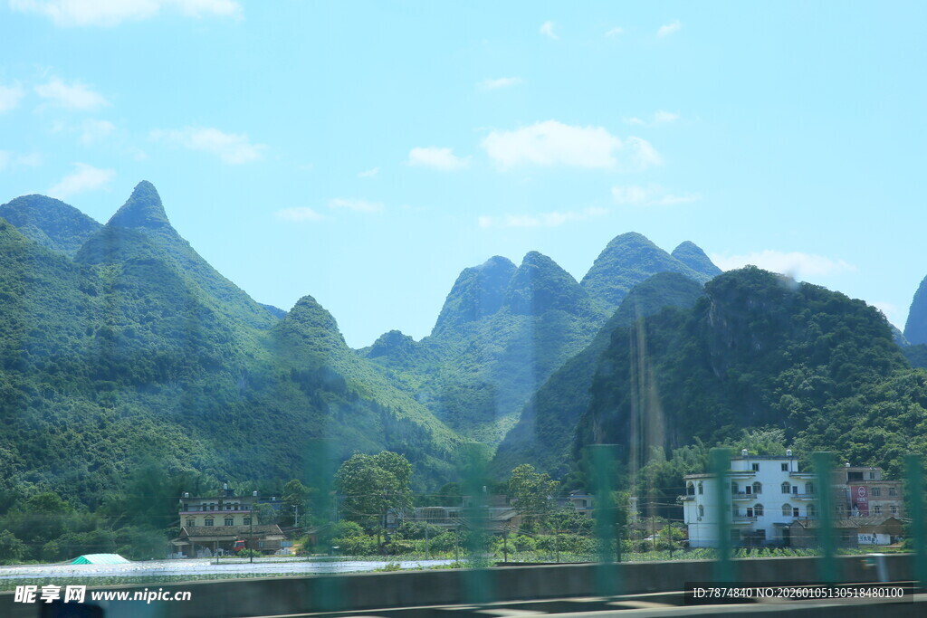 秀丽山水间的宁静村落