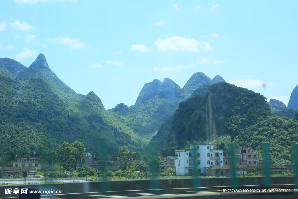 秀丽山水间的城镇风光