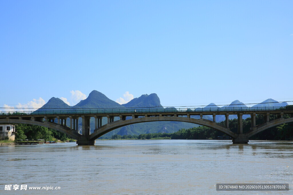 江上桥梁与远山美景