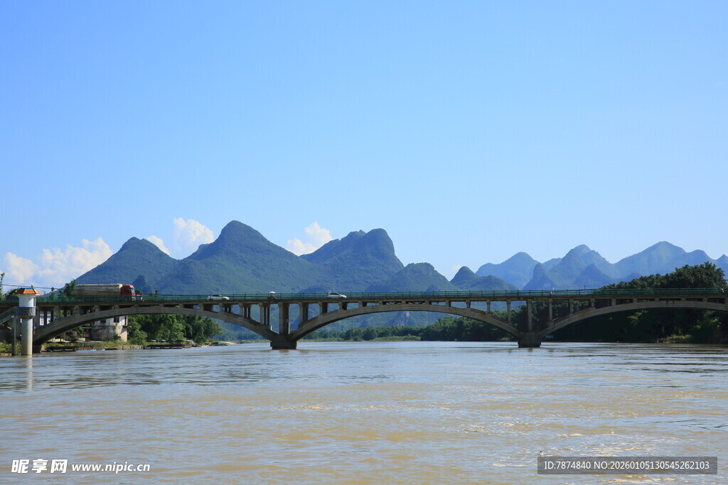 漓江山水间的桥梁美景