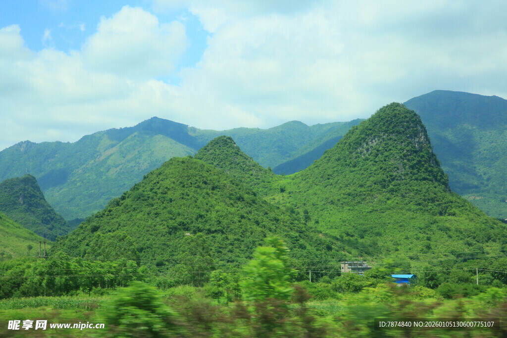 青山绿野间的秀丽风光