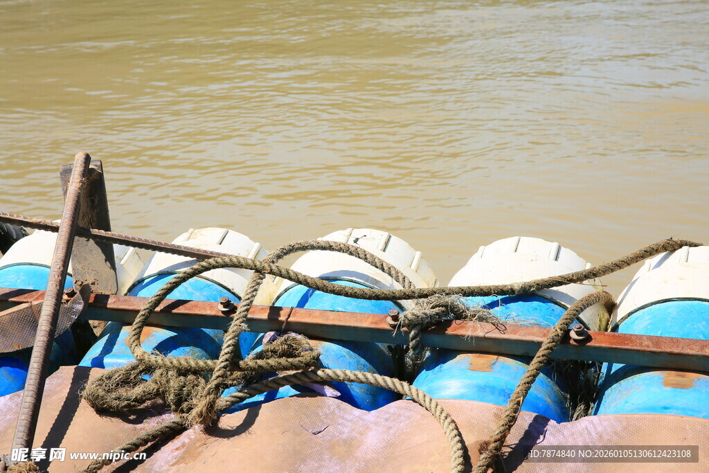 河边停靠的多彩充气船只