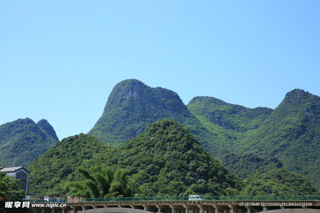 青山巍峨 自然风光秀丽
