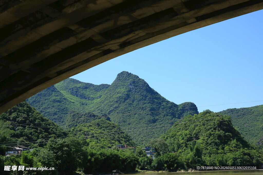 桥下青山翠景
