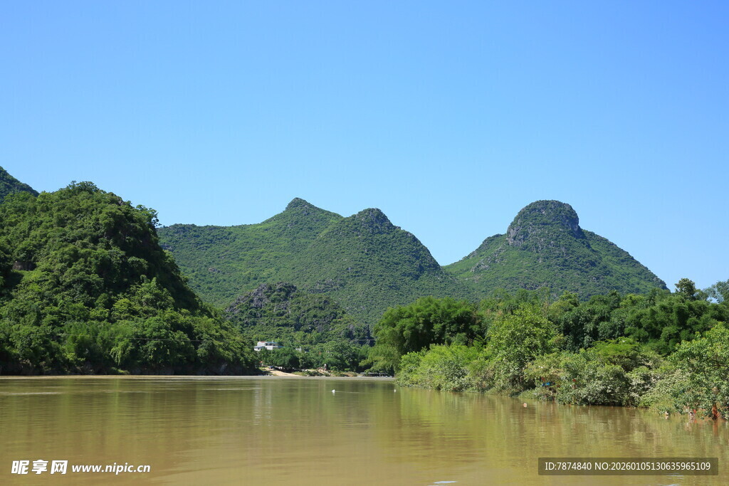 秀丽山水间的宁静江河