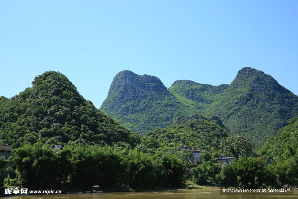 秀丽山峦与葱郁植被景观