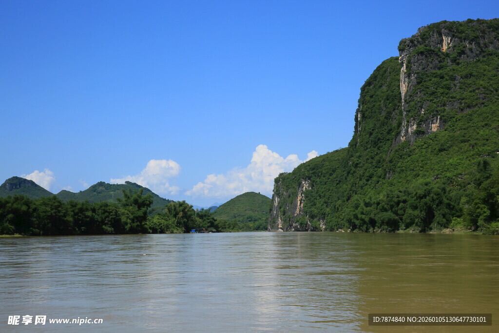 秀丽山水间的宁静江河