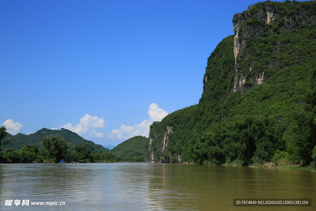 秀丽山水间的宁静江河