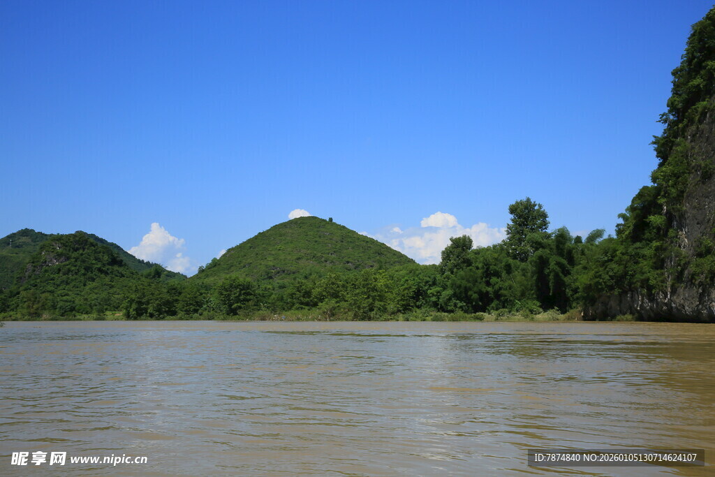 河畔青山绿水风光