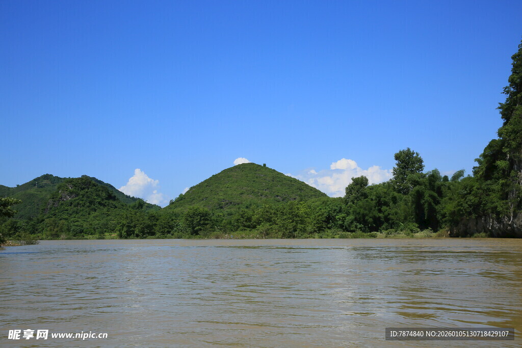 青山绿水间的宁静河流