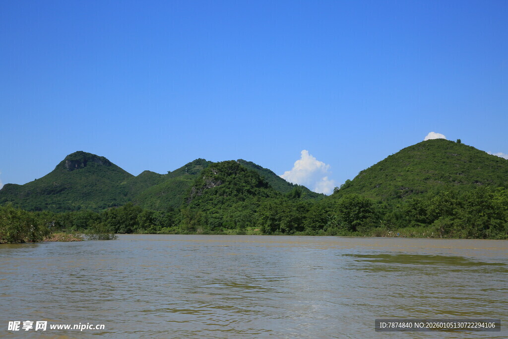 青山环绕的宁静水域