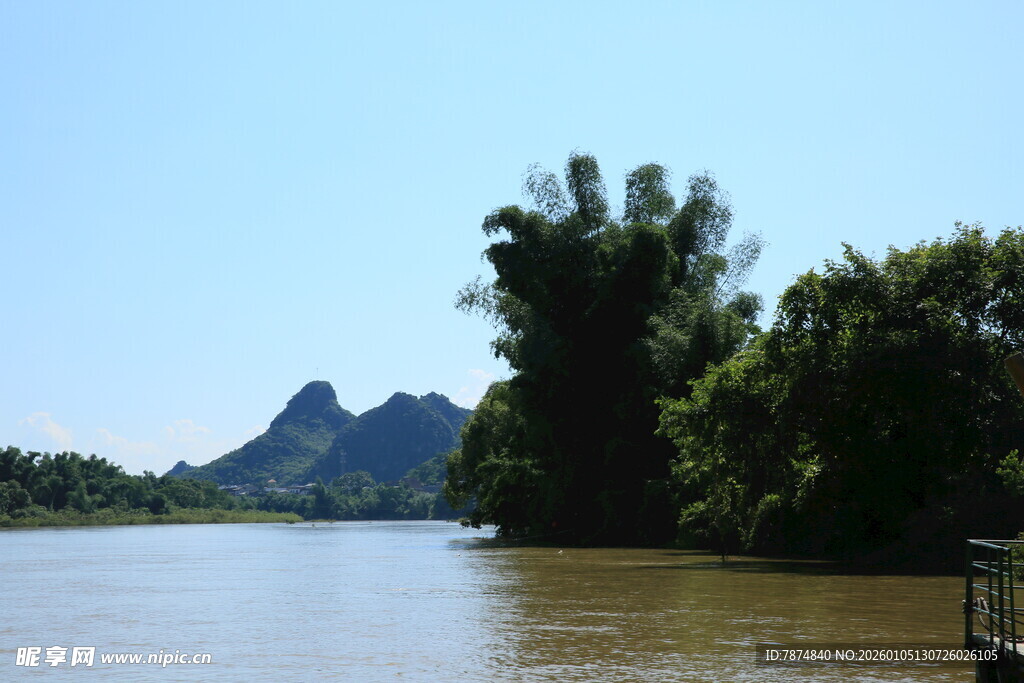 河畔青山绿树风景如画