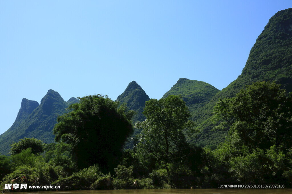 青山绿树间的秀丽风光