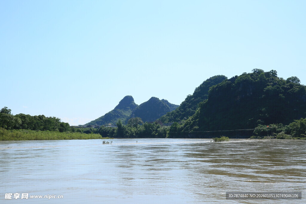 河畔青山绿水美景