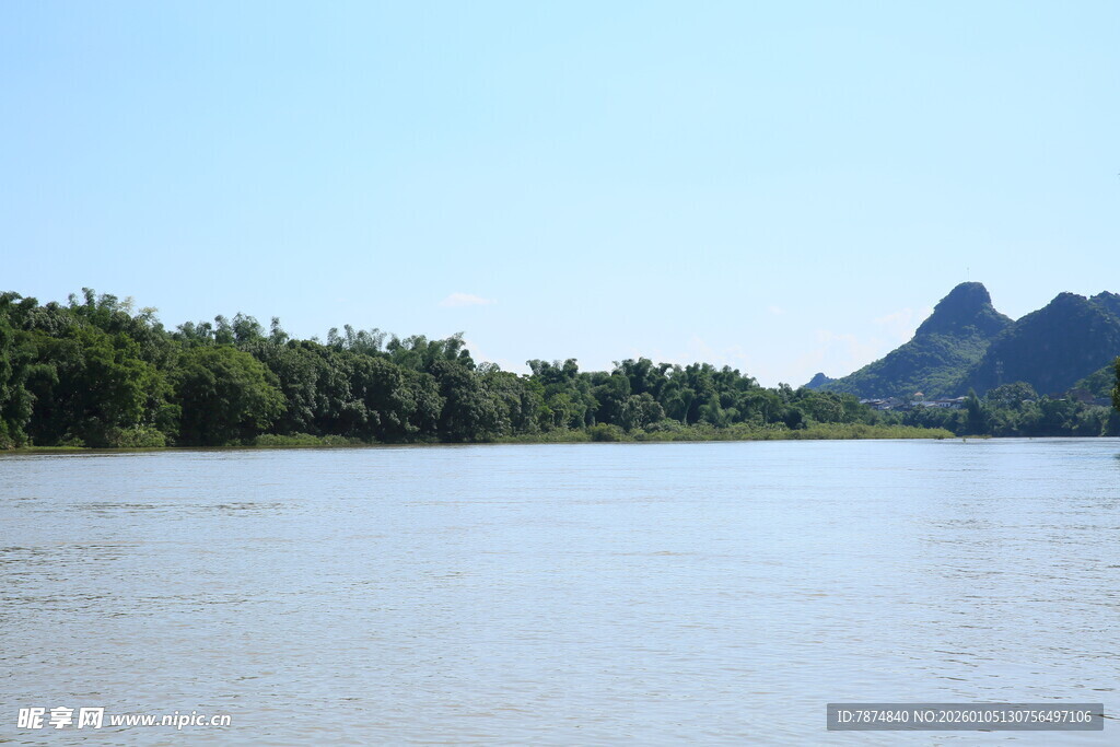 宁静河畔青山绿树美景