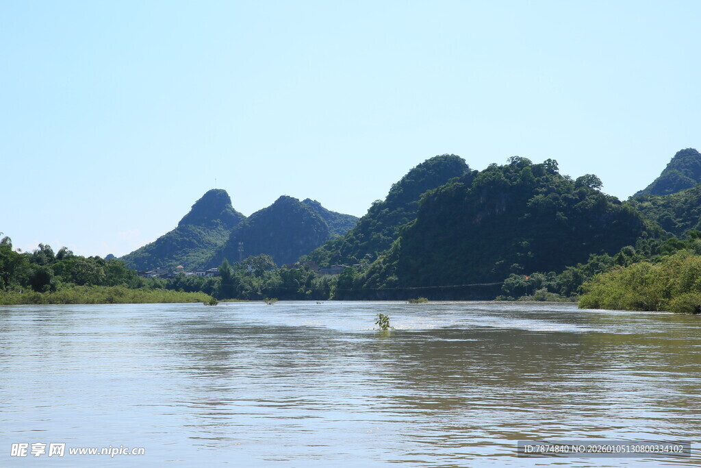 秀丽山水间的宁静江河