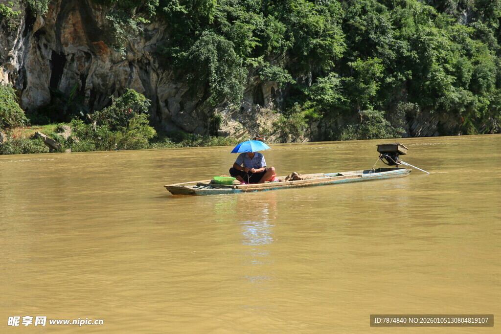 河上泛舟的悠闲时刻