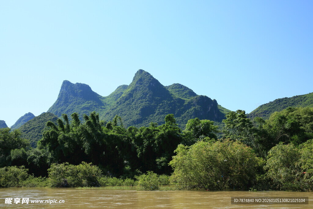 山水相依的秀丽自然景观