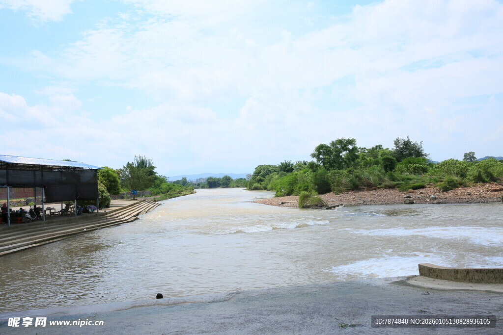 洪水淹没道路场景