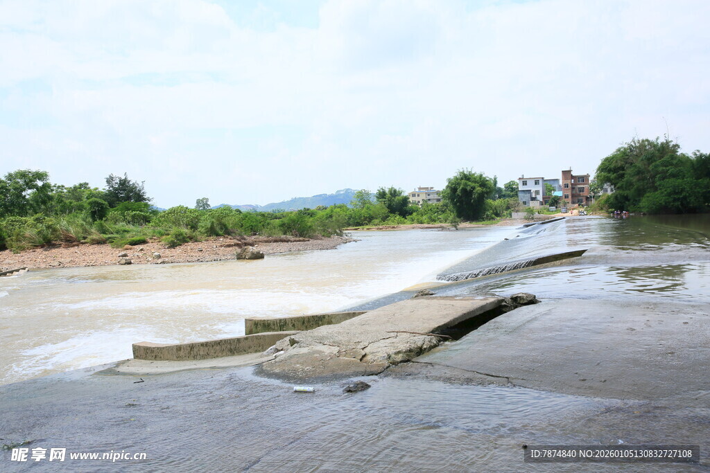 水毁道路现场景象