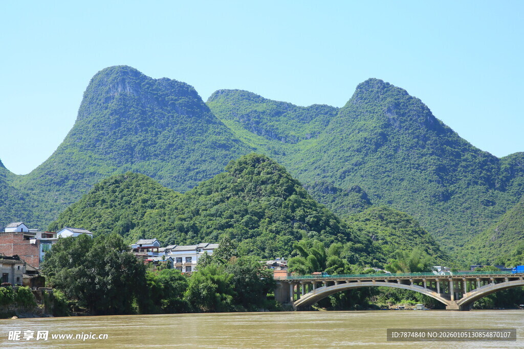 漓江山水间的秀丽桥景