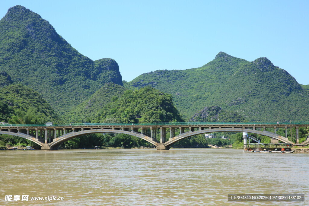 江上桥梁与青山美景