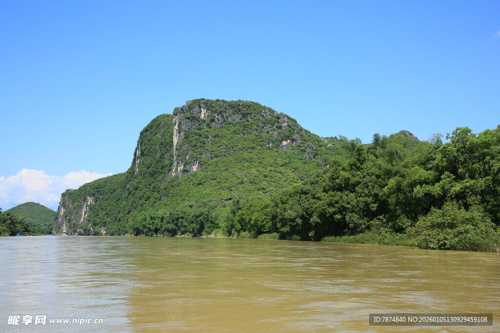 青山绿水间的河流风光