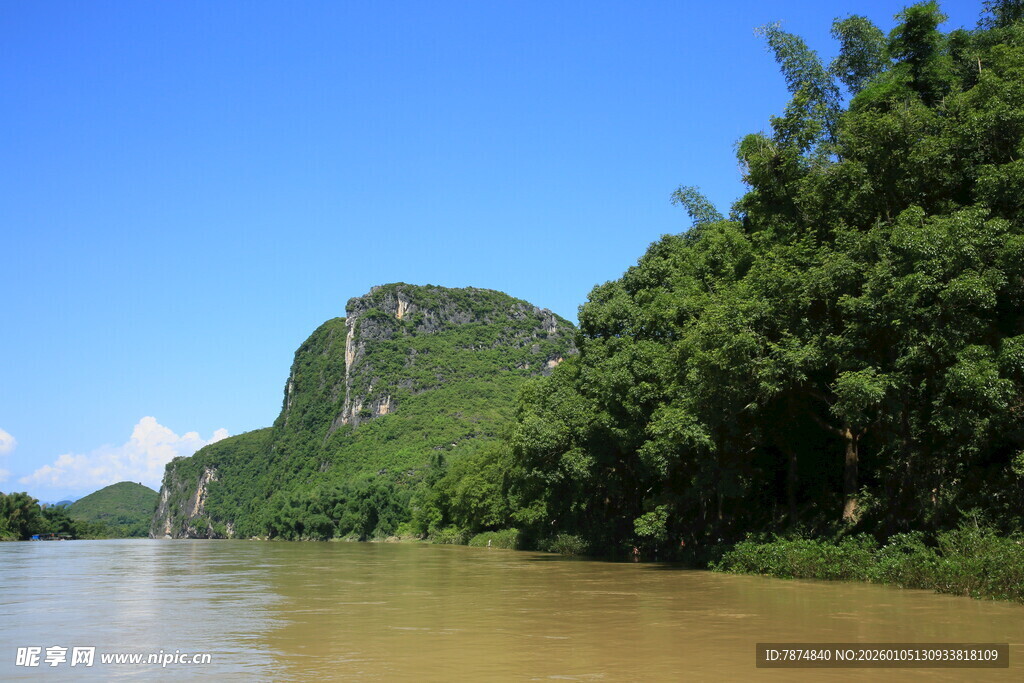 秀丽河畔青山绿树风光