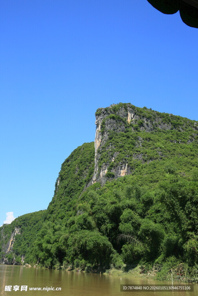 青山绿水间的秀丽崖景
