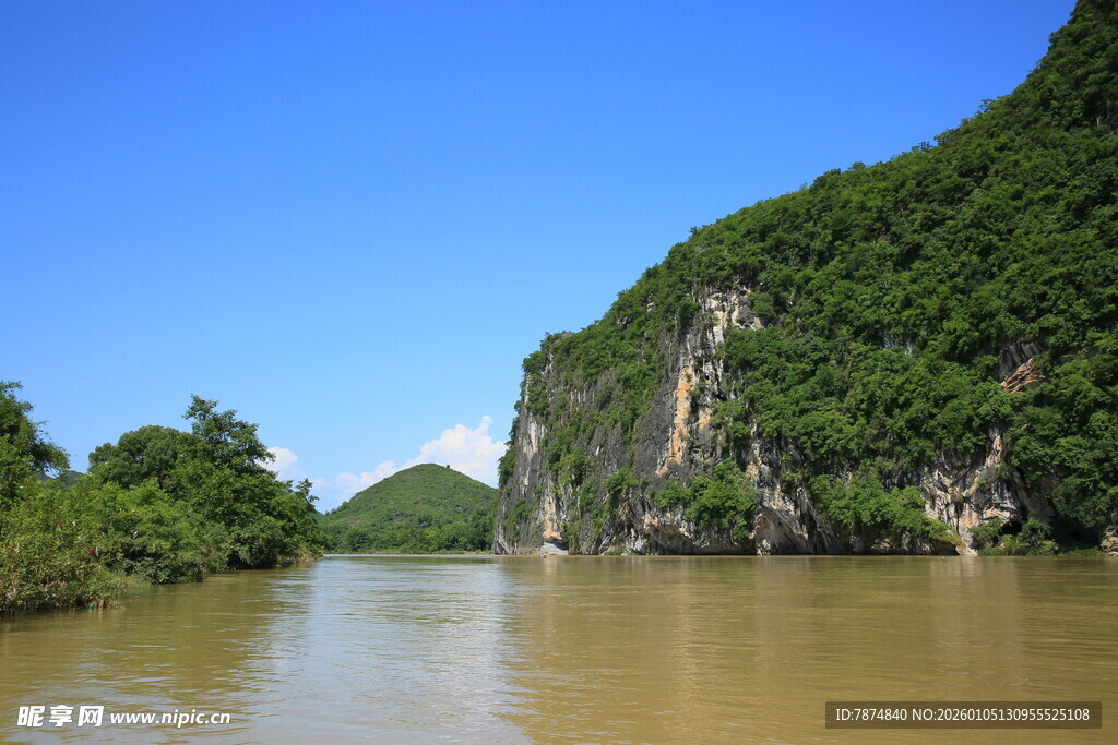青山环绕的河流风光