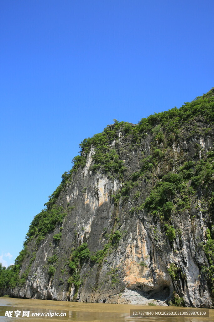 陡峭青山 蓝天映衬美景