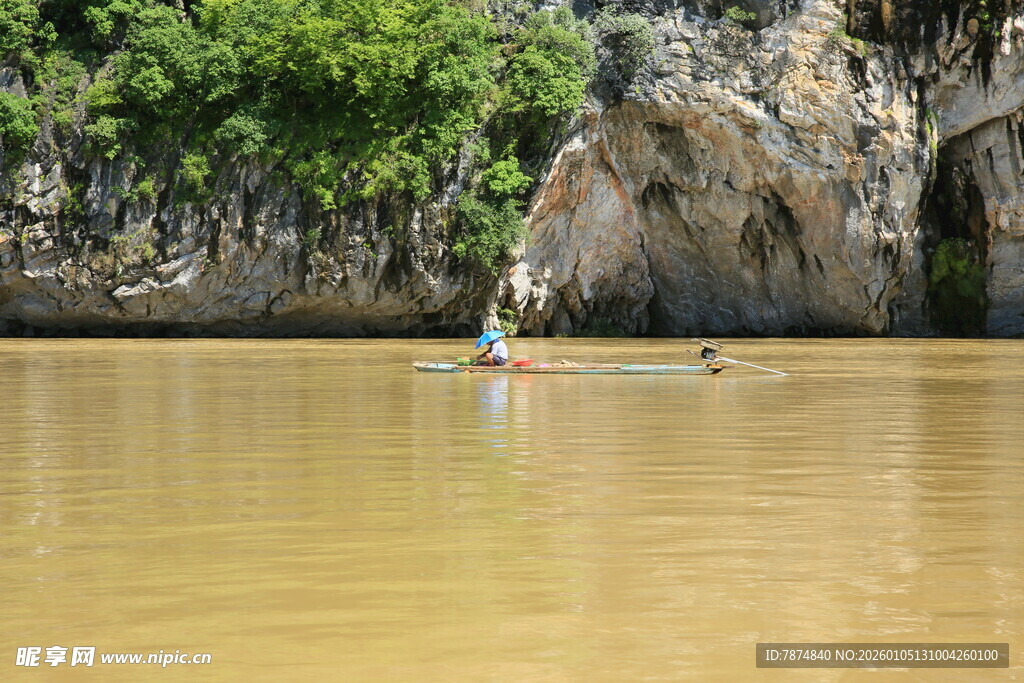 河上泛舟赏岸边嶙峋山石