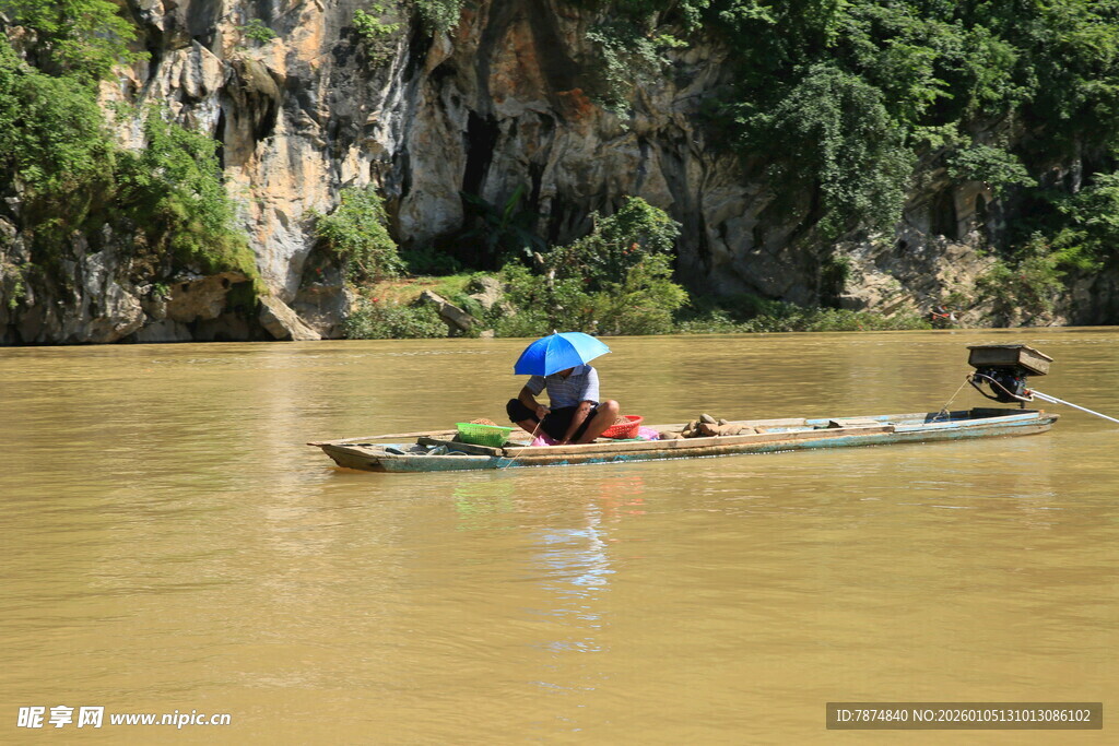 河上泛舟的探险者