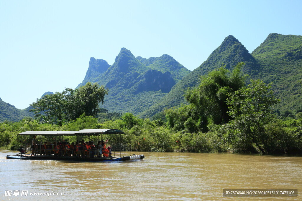 漓江山水间的游船风光