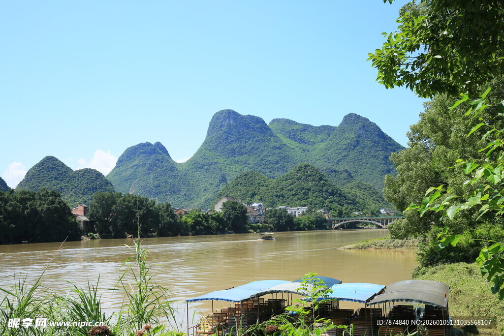 漓江畔的山水田园风光