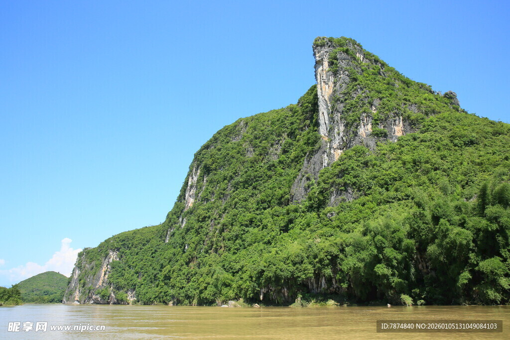 青山绿水间的秀丽风光
