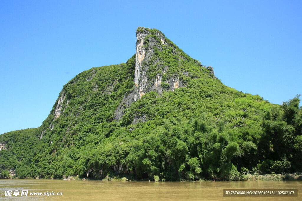 青山绿水间的秀丽山峰