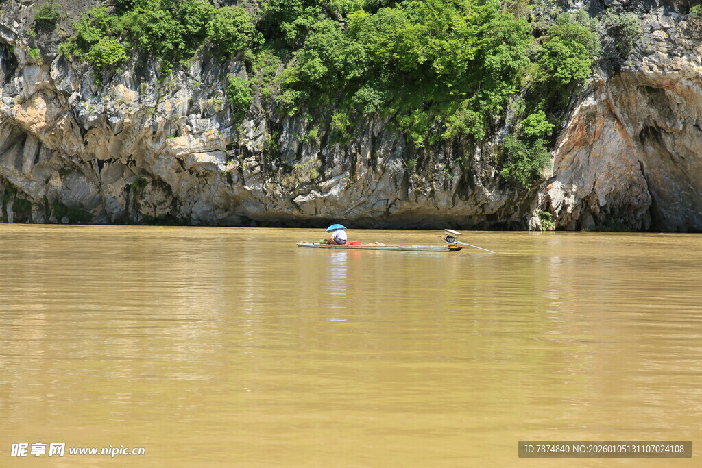 河上泛舟赏两岸绿意