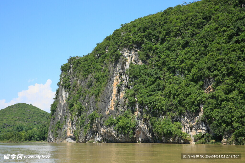 青山绿水间的壮美江景