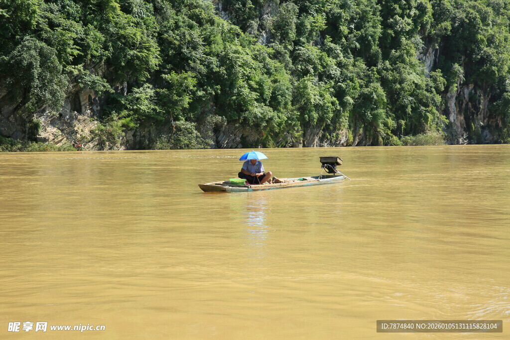 河上泛舟的两人