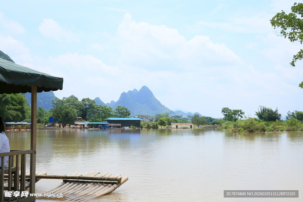 河畔木台 青山绿水好风光