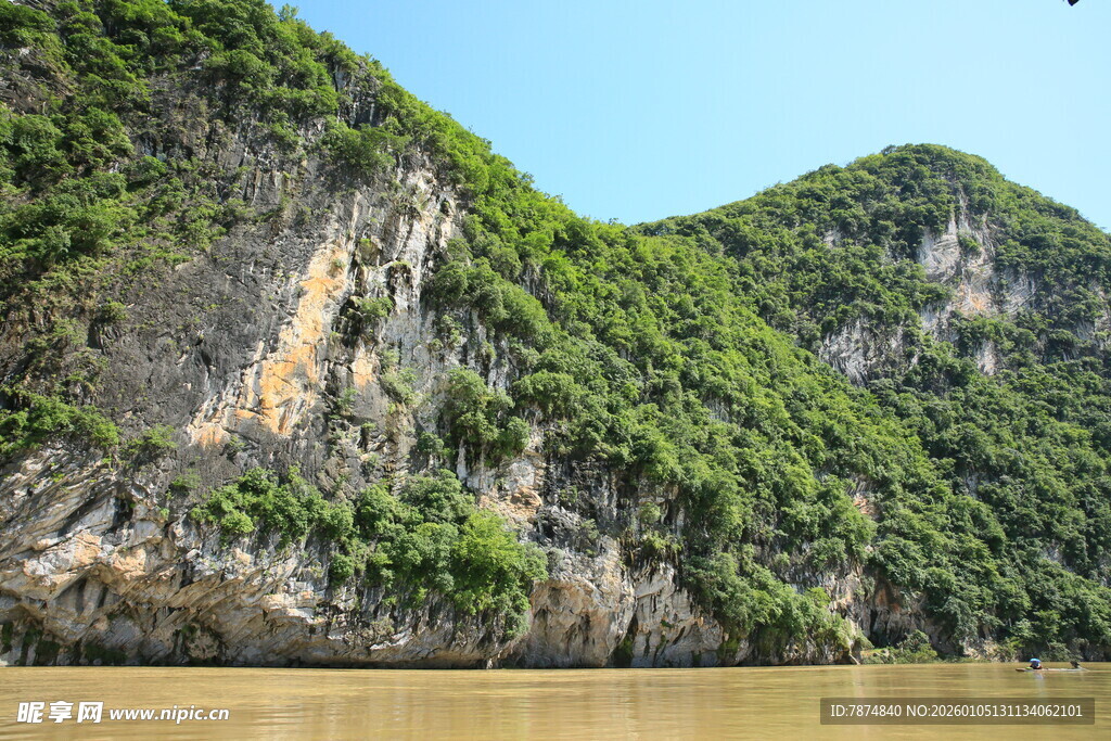 山水相依的秀丽自然景观