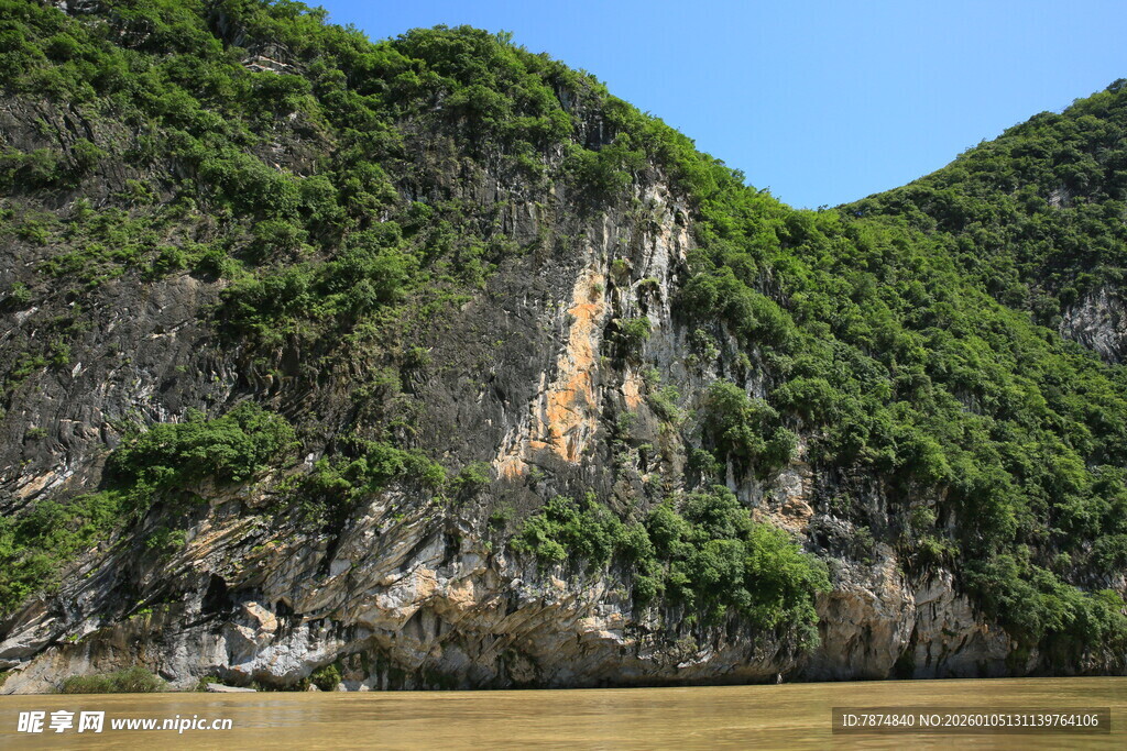 青山绿水间的秀丽河岸风光