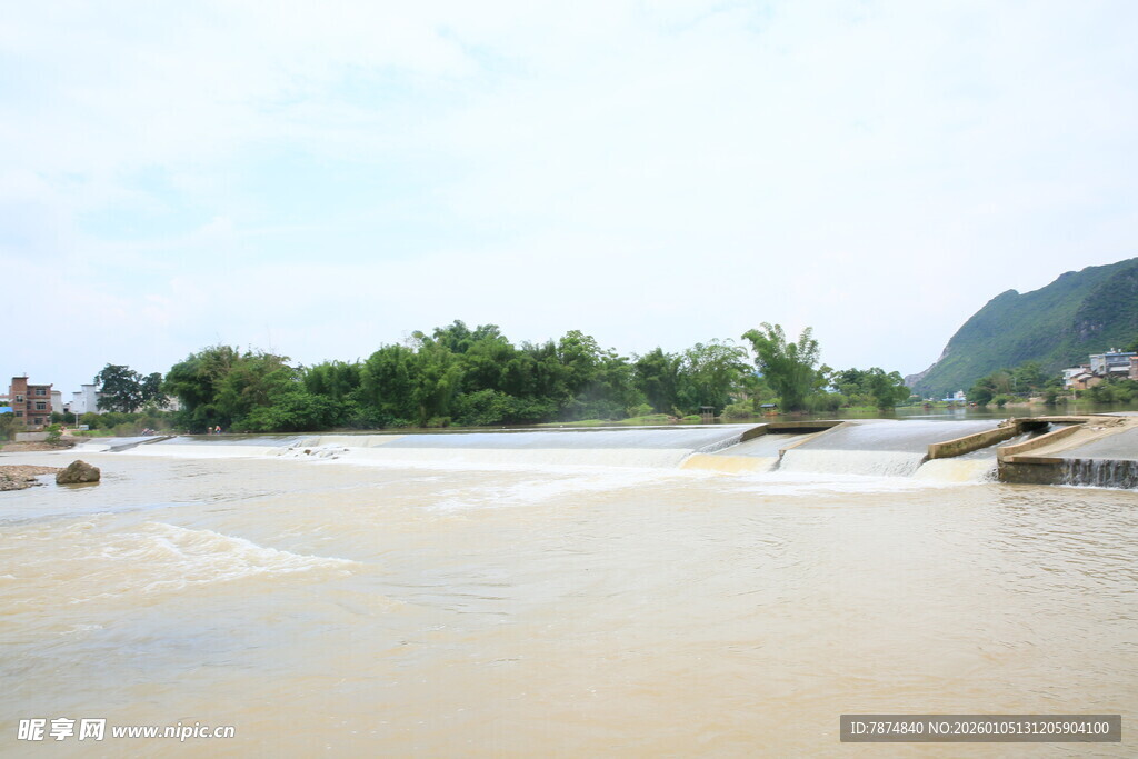湍急河流边的青山绿树